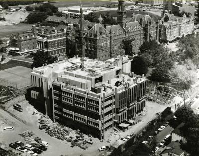 Black and while photograph of construction on Lauinger Library