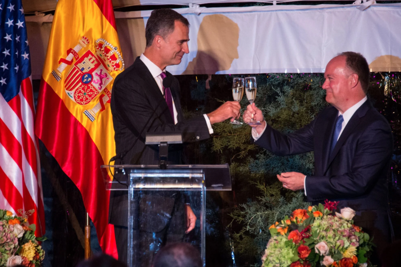 His Majesty King Felipe VI of Spain and President John J. DeGioia raise a toast to the future of Spain and Georgetown University at a dinner following the opening of the joint meeting of Spanish Scientists in the United States.